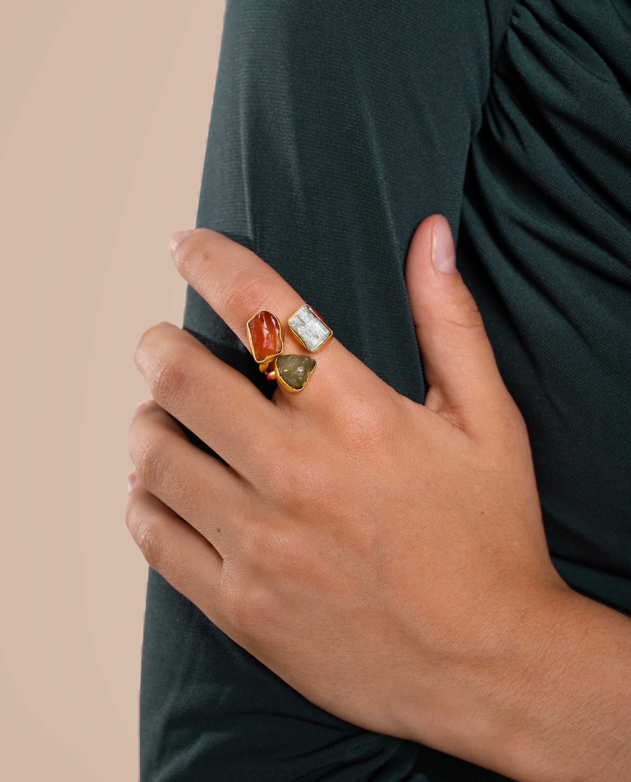 ANILLO TRINITY APRICOT · BAÑO ORO