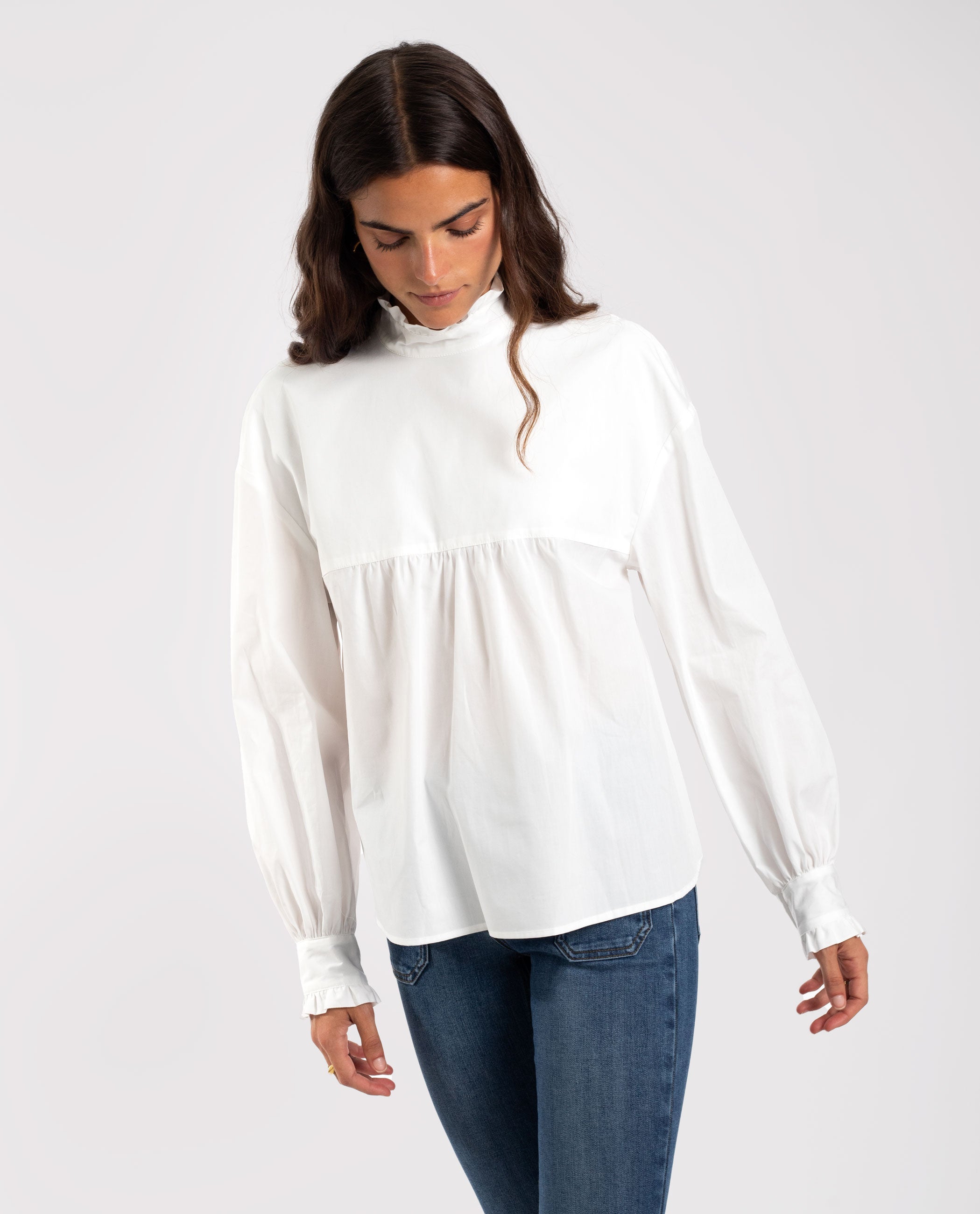 Blusa Blanca Manga Larga con Cuello Alto | THE-ARE