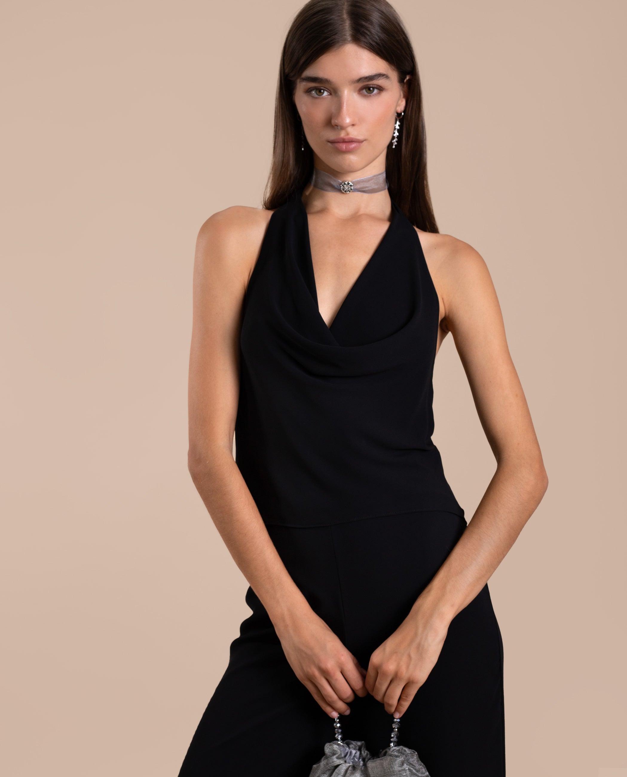 Blusa Negra Cuello Halter con Espalda Descubierta | Invitadas THE-ARE