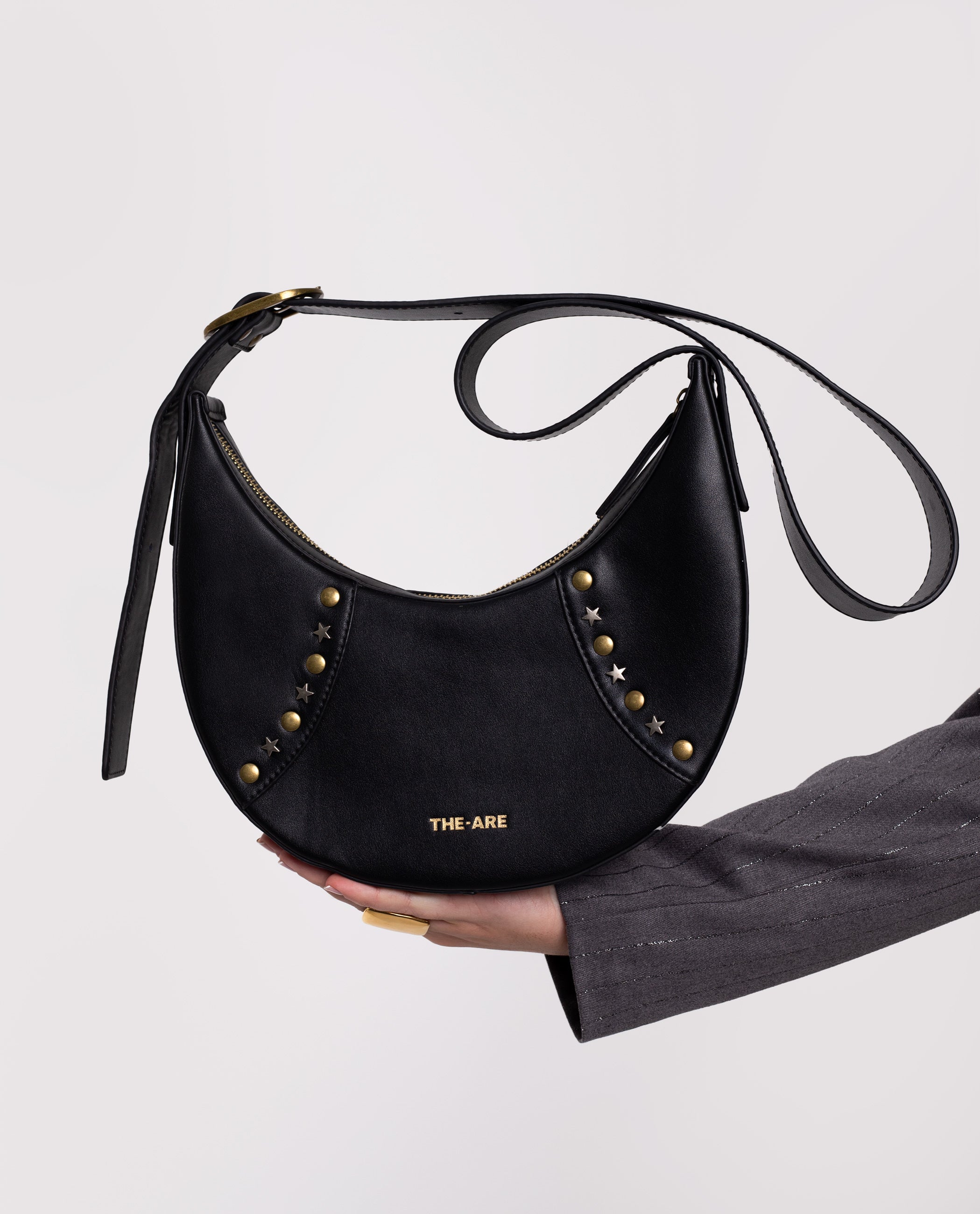 Bolso Negro de Piel Forma de Media Luna y Tachuelas | THE-ARE