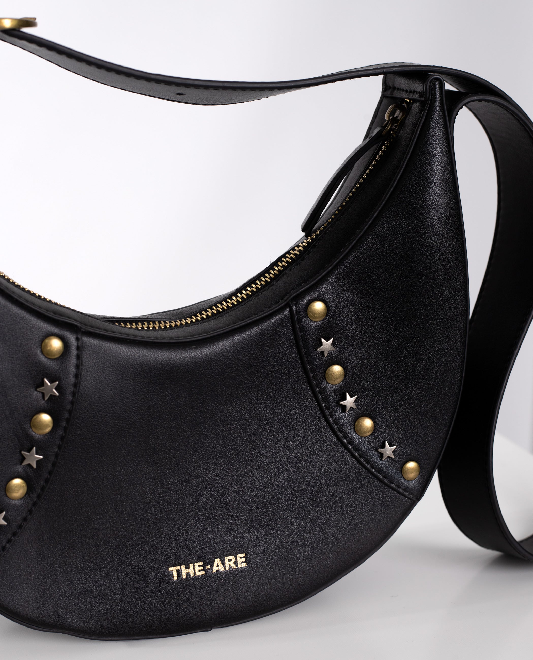 Bolso Negro de Piel Forma de Media Luna y Tachuelas | THE-ARE