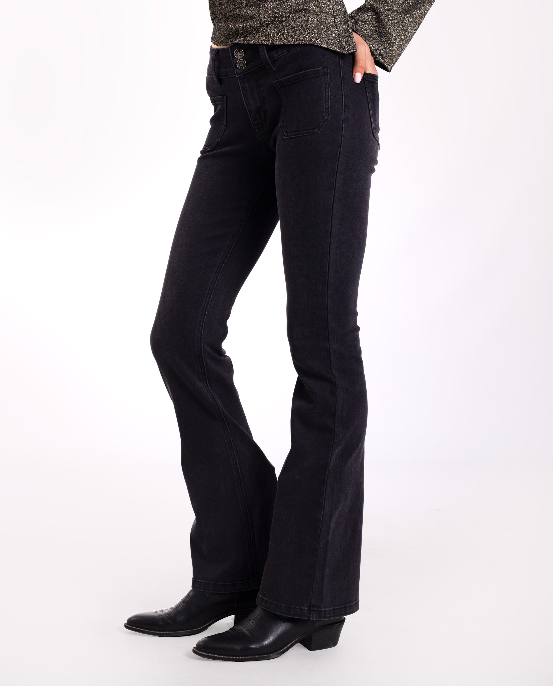 Jeans Negros Acampanados de Mujer | THE-ARE