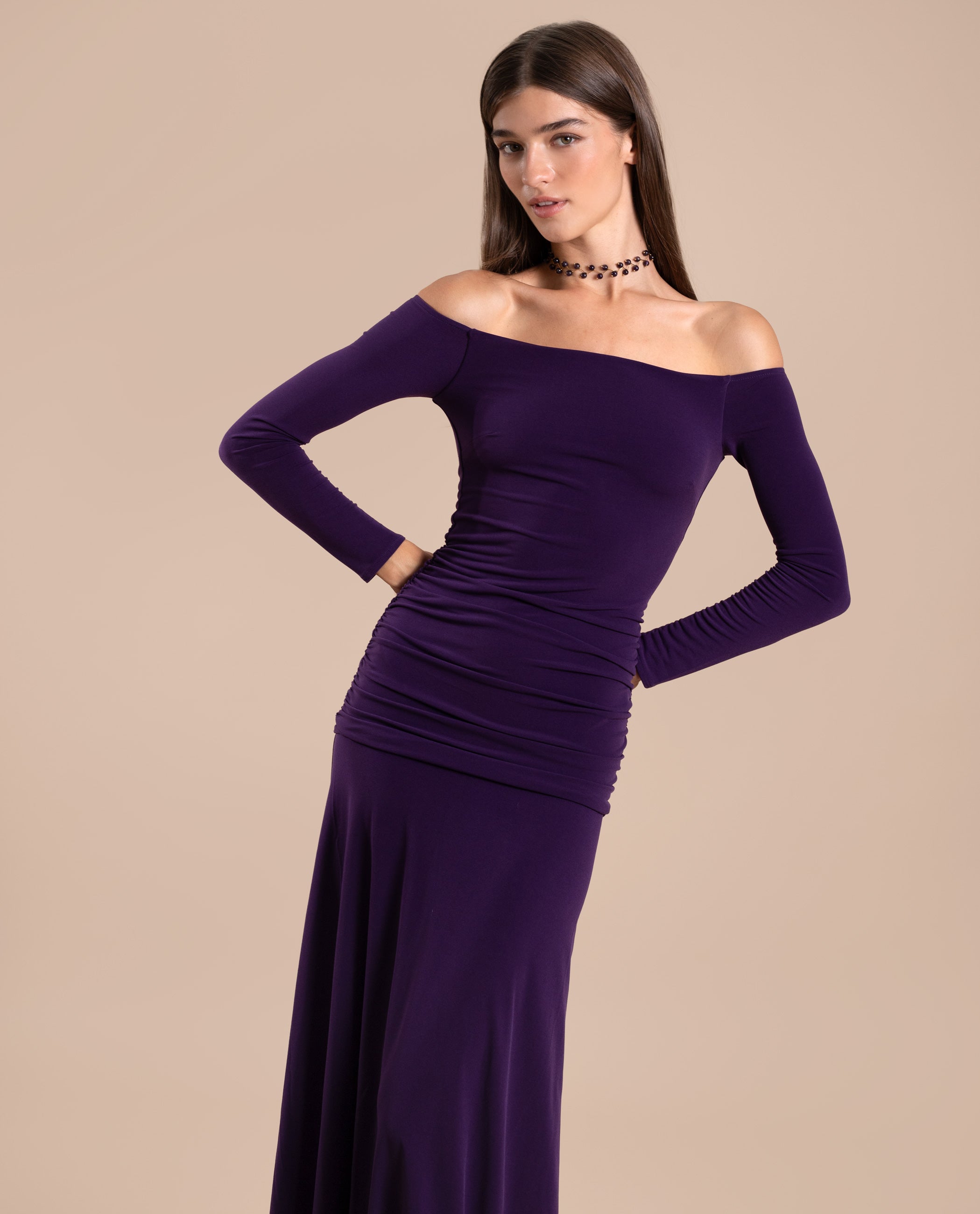 Vestido Midi Ajustado Morado de Manga Larga y Escote Bardot | Invitadas THE-ARE