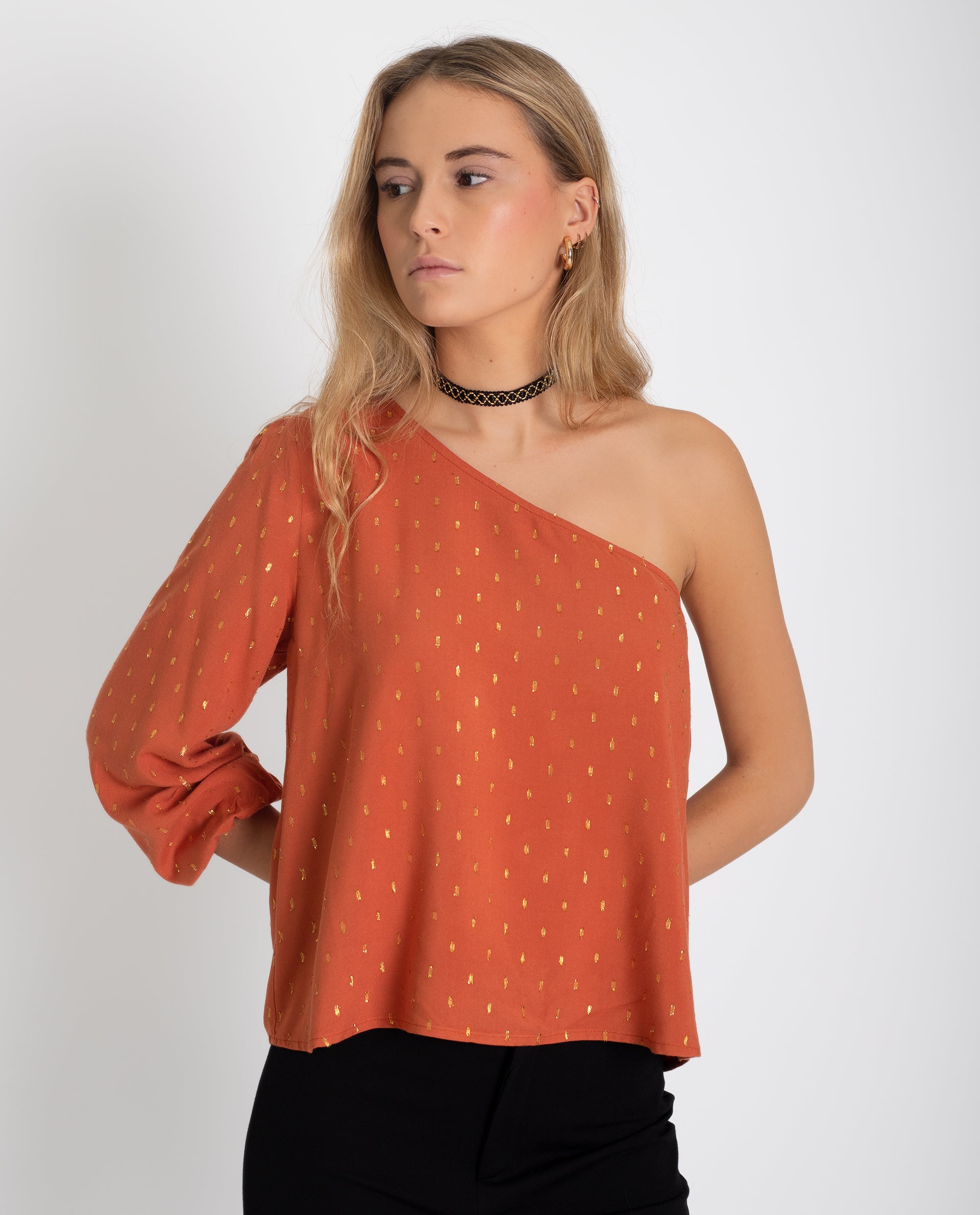 BLUSA WHAT REALLY MATTERS | Blusa Asimétrica Plumeti Naranja Manga Larga | THE-ARE